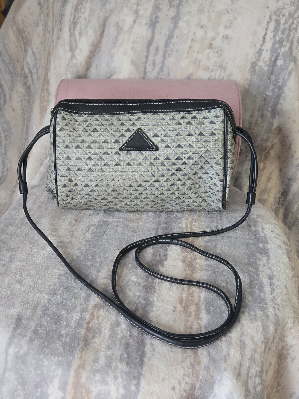 Liz Claiborne Gray Patterned Crossbody with Navy Blue Trim Vintage